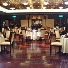 ホテル雅叙園東京の画像｜大正ロマンがテーマの会場。壁際のソファやバーカウンターなどのインテリアも素敵でした。