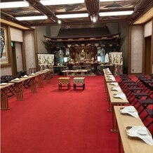ホテル雅叙園東京の画像｜神前式の会場です。
ゲストは横を向くスタイルです。
壁や天井などとても素敵でした。