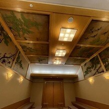 ホテル雅叙園東京の画像｜大巳殿入口と親族紹介の部屋
樹木と鳥の絵でキリッとしています