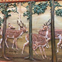 ホテル雅叙園東京の画像｜大巳殿の一呼吸つける部屋
鹿の木工彫刻があり、その他は白壁なので、天穂殿の方が華やかなイメージ