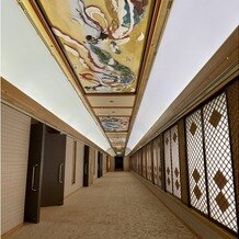 ホテル雅叙園東京の画像｜写真でよく見る神殿のある回廊
手前が大巳殿真ん中にスタジオ奥が天穂殿