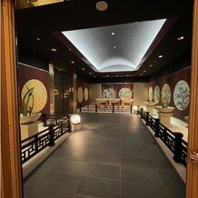 ホテル雅叙園東京の画像｜親族紹介の部屋の扉を開けると、一呼吸つける部屋が。母娘が先に入り、ここで2人きりで紅差しの儀ができる