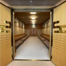 ホテル雅叙園東京の画像｜大巳殿入口
先に新郎新婦が奥の扉前で待ち、両側に両家親族が座る