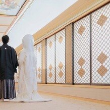 ホテル雅叙園東京の写真｜組子障子前での撮影は新婦、新郎、新郎新婦のツーショットを撮っていただけます。