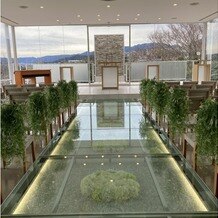 アプロッシュ  ～森と海が紡ぐ 丘の上のウエディング～の写真｜お花もチャペルの雰囲気に合っていて綺麗です。雨の日も景色があまり変わらないと聞き魅力的です。