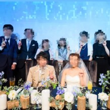 グローヴ ウィズ アクア スタイルの画像｜各テーブルごとに高砂で新郎新婦と写真を撮らせていただきました。