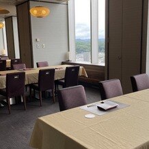 ANAクラウンプラザホテル岡山の画像｜20階の「和食ダイニング くりやせん」の会場です。人数に応じてテーブルの配置は変更可能です。