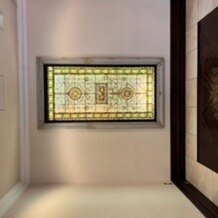 エスプリ・ド・ナチュール（Ｅｓｐｒｉｔ　ｄｅ　Ｎａｔｕｒｅ）の画像｜チャペル前のステンドガラス
