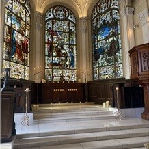 エスプリ・ド・ナチュール（Ｅｓｐｒｉｔ　ｄｅ　Ｎａｔｕｒｅ）の画像｜ステンドグラスが大きく写真映えします。開放感があり自然光が綺麗です。