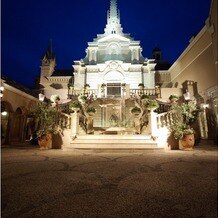 エスプリ・ド・ナチュール（Ｅｓｐｒｉｔ　ｄｅ　Ｎａｔｕｒｅ）の画像｜チャペルから披露宴会場までの中庭