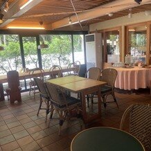 レストラン　パリサンクの写真｜１階カフェ、受付とウェルカムドリンクの提供がこちらでできる