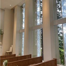 THE CHELSEA COURT（ザ・チェルシーコート）の写真｜両サイドの大きなガラス窓からの自然光。