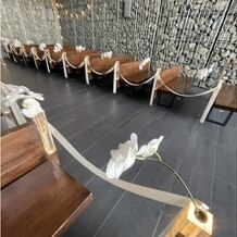 ソラ 神戸　SOLA KOBEの画像｜ゲストの椅子。白いドレスが映えるバージンロード。