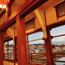 FUNATSURU KYOTO KAMOGAWA RESORT （国登録有形文化財）の画像｜挙式会場から鴨川が見下ろせます