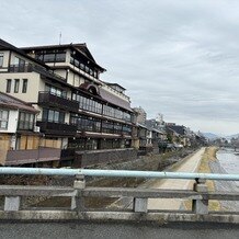 FUNATSURU KYOTO KAMOGAWA RESORT （国登録有形文化財）の画像｜橋から見た鮒鶴京都鴨川リゾートです。夜は窓から光が反射して、幻想的です。