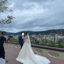 FUNATSURU KYOTO KAMOGAWA RESORT （国登録有形文化財）の写真｜当日の会場内撮影の様子です。
雨が降っていなかったのでテラスで撮影できました！