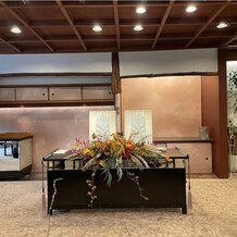 FUNATSURU KYOTO KAMOGAWA RESORT （国登録有形文化財）の画像｜当日のメインテーブルの装花