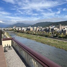 FUNATSURU KYOTO KAMOGAWA RESORT （国登録有形文化財）の写真｜挙式会場脇のテラスから