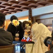 FUNATSURU KYOTO KAMOGAWA RESORT （国登録有形文化財）の写真｜だるまの目入れをしました。会場の奥には鴨川も見え、食事とロケーションを楽しめる素敵な空間でした