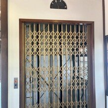 FUNATSURU KYOTO KAMOGAWA RESORT （国登録有形文化財）の写真｜レトロなエレベーターで挙式・披露宴会場間を移動