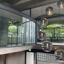 ザ・ヒルサイド神戸の画像｜階段から見える、挙式会場とそこに続く道