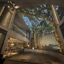 ザ・ヒルサイド神戸の画像｜会場入ってすぐの自然を感じる空間