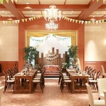 フィオレンティーナの写真｜披露宴会場の正面から見た全体図です。シャンデリアとガーランドがとても素敵で、長テーブルはこの配置です