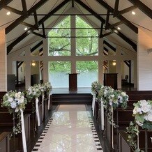 神戸迎賓館 旧西尾邸 （兵庫県指定重要有形文化財）の画像｜反響がよく。ガラス越しに緑が見えるのが素敵