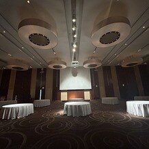 コンラッド東京の画像｜披露宴会場、ライトダウン（照明あり）