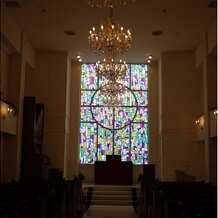 アール ベル アンジェ Ｎａｇｏｙａの写真｜ステンドグラスが反射するチャペル