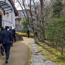 森の邸宅　彩音の画像｜チャペルまでの道