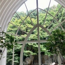 ヒルトン成田の画像｜チャペルから望むお庭が緑豊か