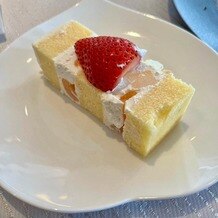 ラヴィマーナ神戸（ＲＡＶＩＭＡＮＡ　ＫＯＢＥ）の写真｜ウェディングケーキをゲストの皆さまに提供して頂いたものです。