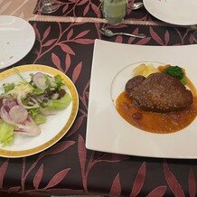 Ｂｉｓｔｒｏ　ｄｅ　Ｒｅｖｅ（ビストロ・ドゥ・レヴ）の写真｜和牛ステーキとサラダ