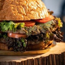 ＣＡＲＡＴＯ（カラート）７１の写真｜新郎新婦がカットした巨大バーガーです