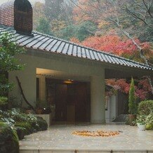 箱根エレカーサ　ホテル＆スパの写真｜紅葉が綺麗なエントランスです