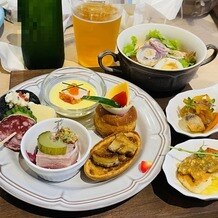 プリムローズガーデン　森と水の教会の画像｜ビュッフェ形式の料理