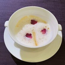 マンダリン オリエンタル 東京の写真｜薩摩芋のクリームスープ　レモンオイルとミルクフォーム