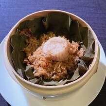 マンダリン オリエンタル 東京の写真｜帆立貝をのせた蓮の葉蒸しご飯　XOソース