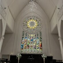 ローズガーデン／ロイヤルグレース大聖堂の画像｜大聖堂のステージの天井からフェザーが降り注ぐ様子です。ライトアップされるとさらにロマンチックです。