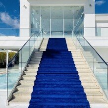 アルモニーヴィラ　オージャルダン（HARMONIE VILLA EAU JARDIN）の画像｜フラワーシャワーや写真撮影の際の鮮やかな青い絨毯の大階段。