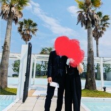 アルモニーヴィラ　オージャルダン（HARMONIE VILLA EAU JARDIN）の写真｜会場の敷地内にヤシの木とプール