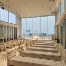 アルモニーヴィラ　オージャルダン（HARMONIE VILLA EAU JARDIN）の写真｜バージンロードはないが床にもドレス姿が写ってきれい！