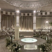 アルモニー ビアン （国登録有形文化財）の写真｜新郎新婦をぐるりと囲む様にゲストの方が座れます。