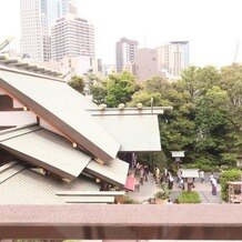 東京大神宮／東京大神宮マツヤサロンの写真｜窓の外にはお社が見えます。