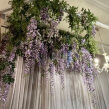 マリアージュ彦根の写真｜ゲストの待合室。アリスモチーフで可愛いand映え。藤の花が綺麗(造花)