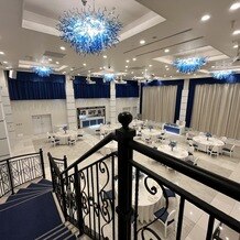 迎賓館シェーナ～ＰＡＲＴＩＲ　ＫＹＯＴＯ～の写真｜白と青ですごく爽やかで開放感あります。階段演出も出来ますよ！！