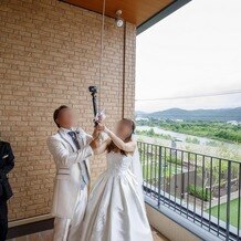 SARAの画像｜残念ながら雨だったのでチャペル出口で鐘を鳴らしました