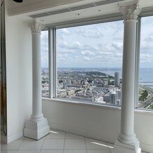 ウエディングヒル　東京ベイ幕張の画像｜チャペルの窓