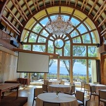 SHIROYAMA HOTEL kagoshima（城山ホテル鹿児島）の写真｜開放感ある披露宴会場です。